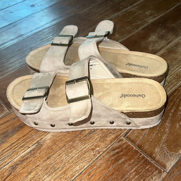 NWOT Women’s Outwoods Beige/Tan Double Strap Platform Sandal with Bronze Studs - Picture 7 of 7